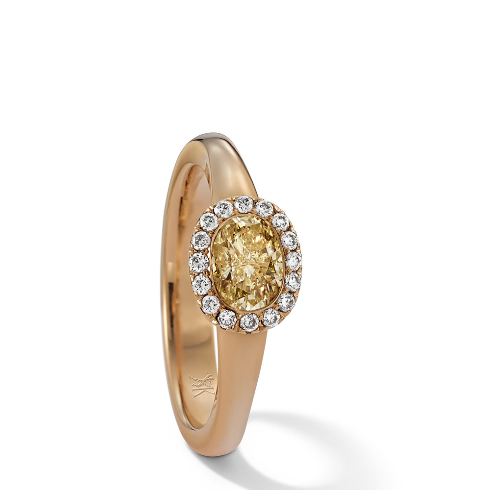 Ring in 750 Gelbgold mit Fancy Intense Yellow und weißen Diamanten. Erhältlich in verschiedenen Größen.