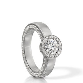 戒指，18K白金製成，鑲嵌無色鑽石。有不同尺寸可供選擇。