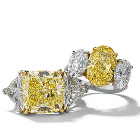 Bagues en platine serties de diamants blancs et de couleur natuelle Fancy Intense Yellow. Disponibles en différentes tailles.