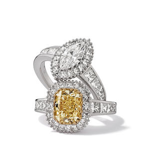 Bagues en or gris 18 carats serties de diamants blancs et de couleur naturelle Fancy Yellow. Disponibles en différentes tailles.