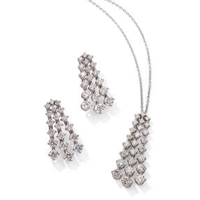 Pendant and earrings in 18k white gold set with colourless diamonds.