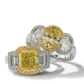 Bagues en platine et or jaune 18 carats serties de diamants blancs et de couleur naturelle Fancy Yellow. Disponibles en différentes tailles.