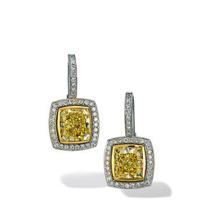 Boucles d'oreilles en or gris et or jaune 18 carats serties de diamants blancs et de couleur naturelle Fancy Yellow.