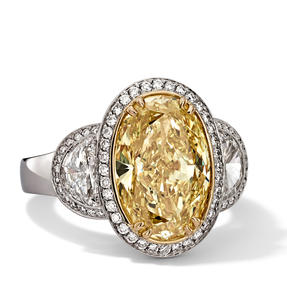 Bague en or gris et or jaune 18 carats sertie de diamants blancs et de couleur naturelle Fancy Intense Yellow. Disponible en différente taille.