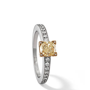 戒指，18K白金和黃金製成，鑲嵌無色鑽石和天然彩黃色Fancy Yellow鑽石。有不同尺寸可供選擇。