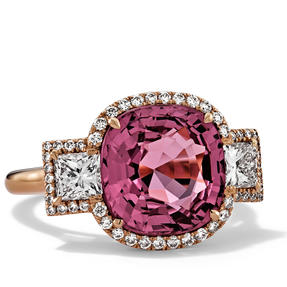 戒指，18K玫瑰金製成，鑲嵌無色鑽石和紅色尖晶石。有不同尺寸可供選擇。