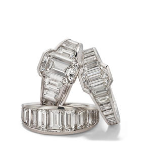 戒指，950鉑金製成，鑲嵌無色鑽石。有不同尺寸可供選擇。