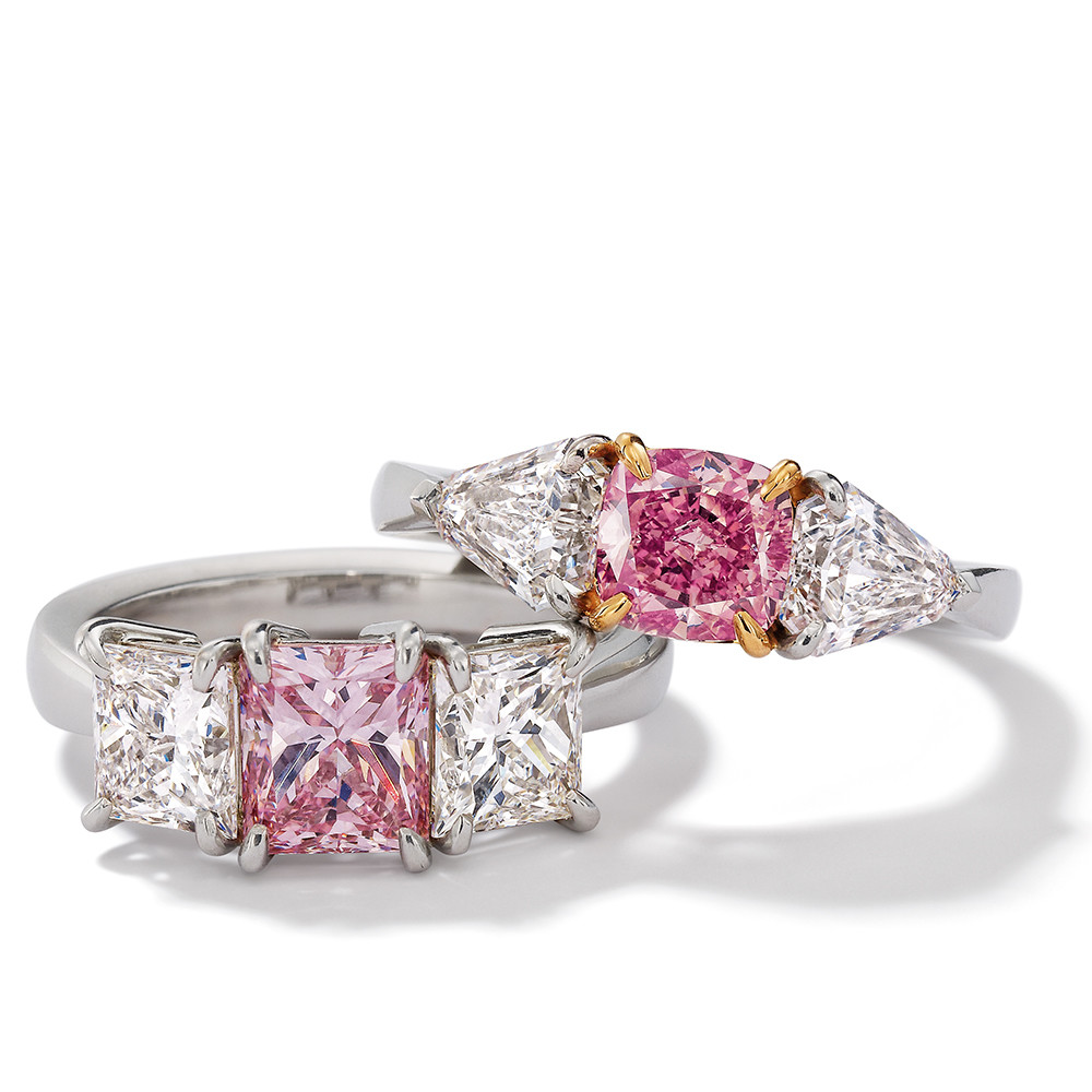 Ringe in 950 Platin mit Fancy Intense Pink und weißen Diamanten. Erhältlich in verschiedenen Größen.