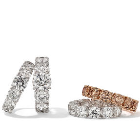 戒指，18K白金和玫瑰金製成，鑲嵌無色鑽石和天然橙褐色Orange Brown鑽石。有不同尺寸可供選擇。