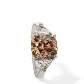 戒指，18K白金和玫瑰金製成，鑲嵌無色鑽石和一顆天然橙褐色Orange Brown鑽石。有不同尺寸可供選擇。