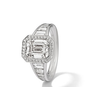 Ring in 18k white gold set with colourless diamonds. Available in different sizes.