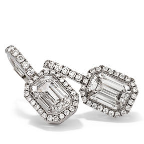 Boucles d'oreilles en or gris 18 carats serties de diamants blancs.