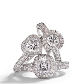 戒指，18K白金製成，鑲嵌無色鑽石。有不同尺寸可供選擇。